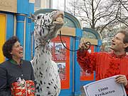 Sozialreferentin Brigitte Maier nahm die 12.000 Freikarten entgegen (©Foto:Martin Schmitz)